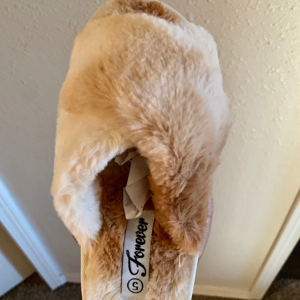 SALE! 🔥Faux Fur Criss Cross Slippers🔥 - Picture 2 of 2